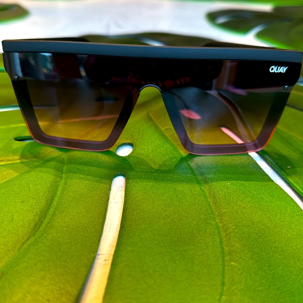 New Quay  Australia LEVEL UP sunglasses - Picture 7 of 15